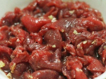 Xào thịt bò hay bị dai, lúc ướp nhớ cho những thứ này, thịt mềm ngon như "bún", ai ăn cũng thích