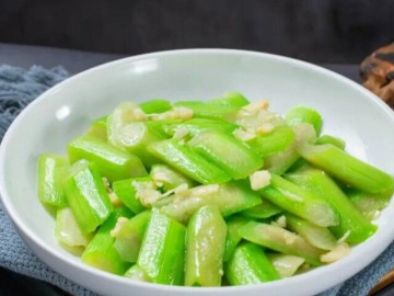 Xào mướp, điều tối kỵ là cho trực tiếp vào chảo! Nhớ thêm 2 bước, mướp xanh như ngọc chẳng lo thâm đen