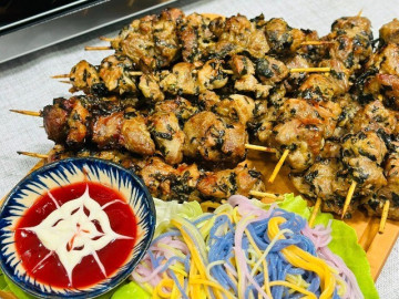 Bếp Eva - Cuối tuần đổi món với thịt xiên que rang muối lá lốt, lạ miệng mà ngon, ăn cực cuốn