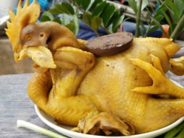 Bếp Eva - Cách luộc gà cúng ông Công ông Táo vàng ươm, không nứt toác, buộc dáng đẹp cực dễ, vụng mấy cũng làm được