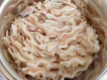 Bếp Eva - Luộc tai lợn nhiều năm giờ mới biết, phải ngâm vào nước này trước khi thái tai mới trắng đẹp, giòn ngon