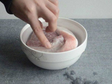 Bếp Eva - Rã đông thịt lợn đừng cho vào ngâm nước, làm 2 cách này vừa đơn giản lại nhanh, thịt tươi ngon như mới mua
