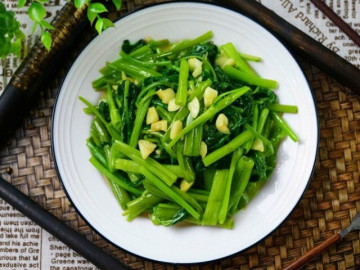 Bếp Eva - Xào rau muống toàn bị thâm đen, đầu bếp tiết lộ: Chỉ cần làm thế này, rau xanh giòn, bóng mượt như nhà hàng