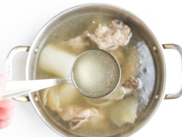 Hầm xương, nên cho muối vào lúc nào nước mới trong, tuyệt chiêu cứu vãn nước hầm bị đục chỉ trong nháy mắt