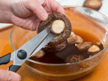 Bếp Eva - Rửa nấm hương khô dùng nước nóng hay lạnh thì hiệu quả, sau 30 năm tôi mới biết đâu là cách làm đúng