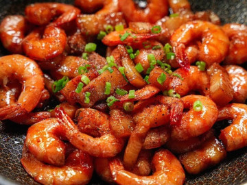 Bếp Eva - Rang tôm 30 năm giờ mới biết không cần cầu kỳ, chỉ cho 2 thứ này tôm lên màu đỏ đẹp lại cực giòn ngon