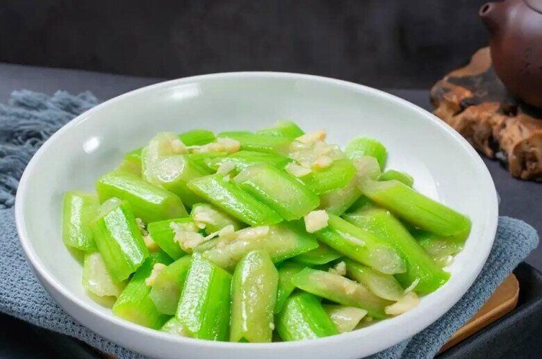 Xào mướp, điều tối kỵ là cho trực tiếp vào chảo! Nhớ thêm 2 bước, mướp xanh như ngọc chẳng lo thâm đen - 5