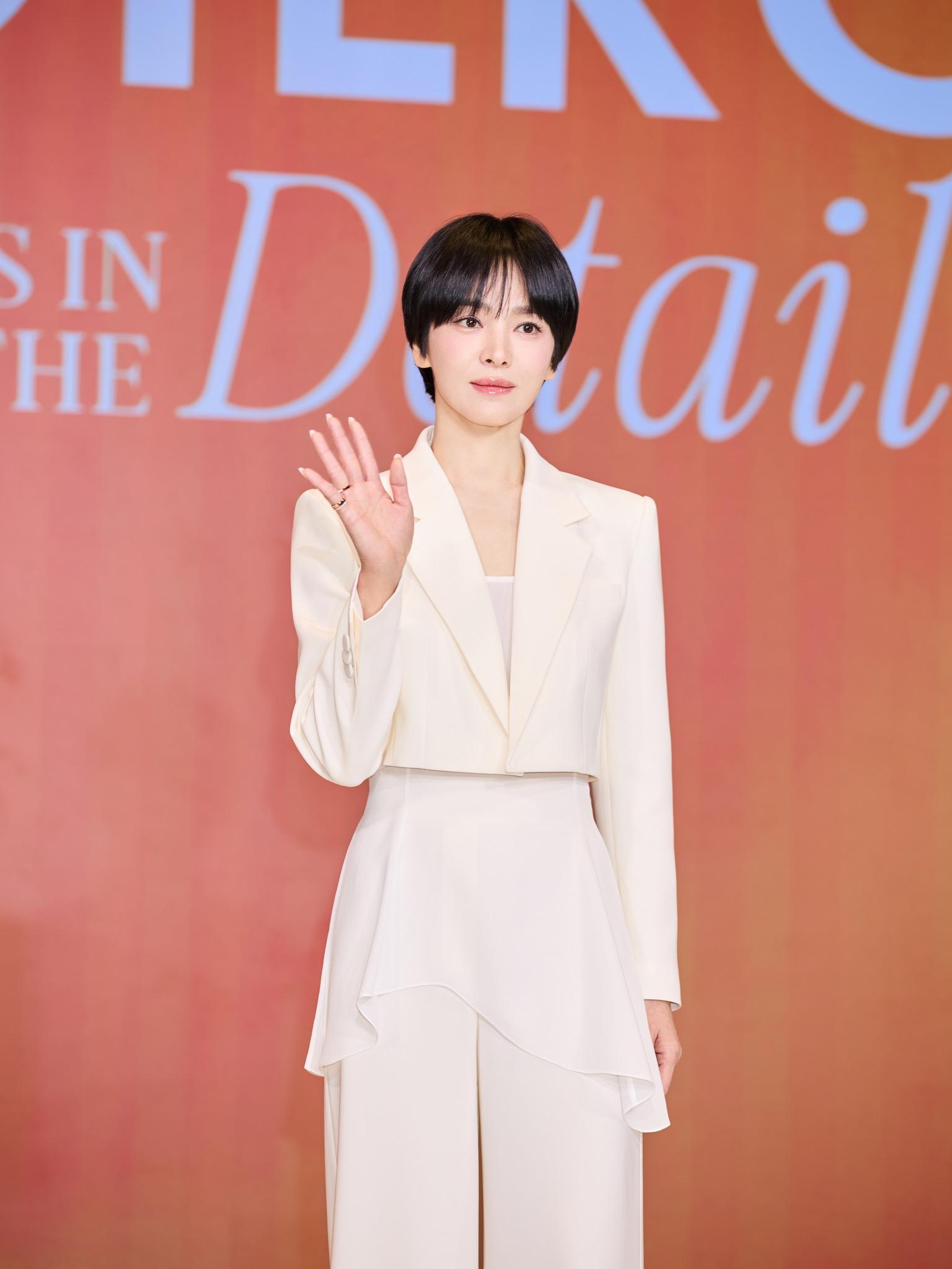 Vẻ đẹp và khí chất ở ngưỡng U50 của ngôi sao Song Hye Kyo tại sự kiện ra mắt đại sứ thương hiệu. Ảnh: Merz Aesthetics