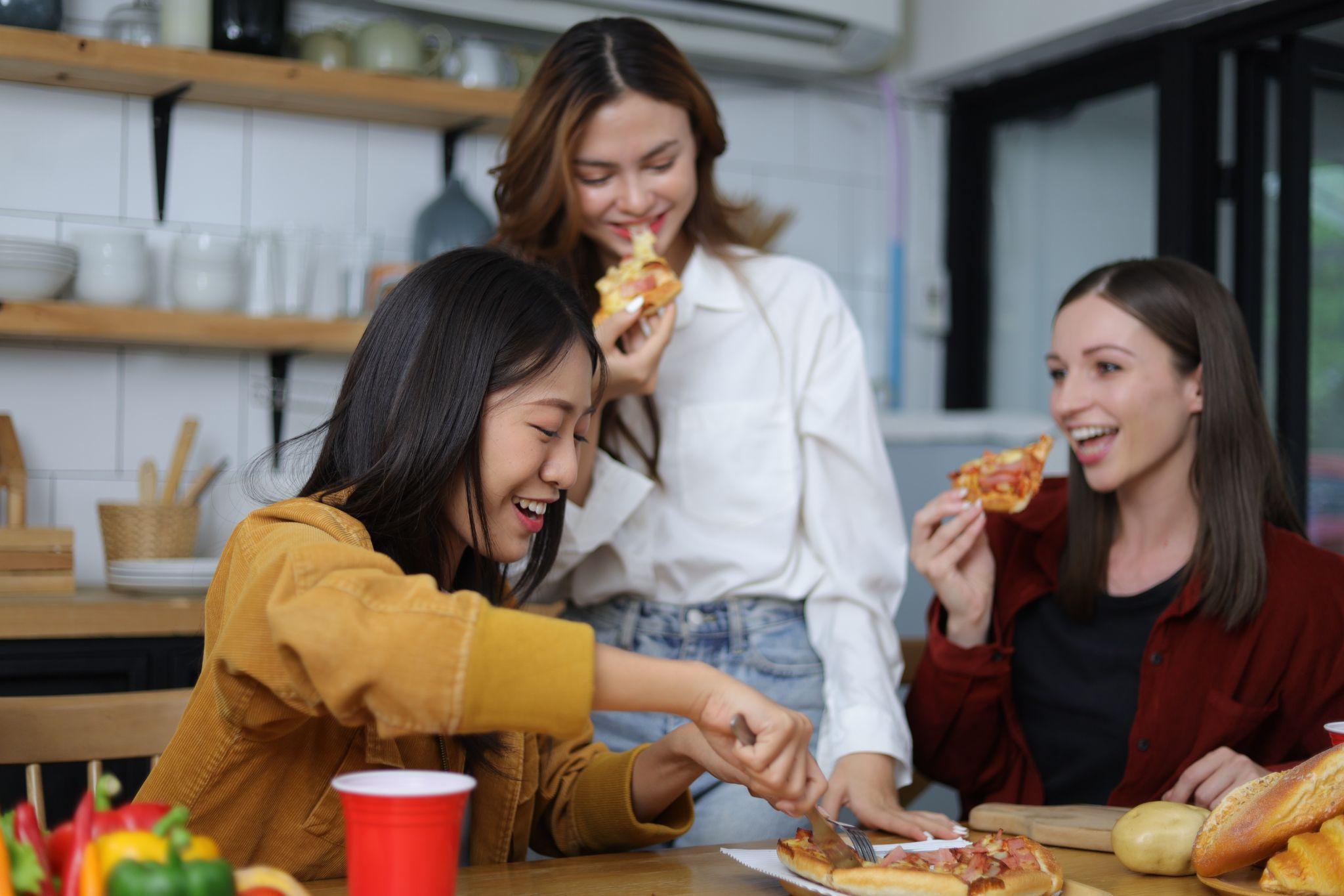 Vài món ăn vặt, chút đồ uống yêu thích và hội chị em đồng nghiệp hết mình, vậy là đủ cho một buổi tiệc. Nguồn ảnh: Shutterstock