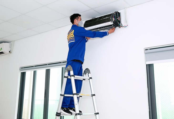Đội ngũ kỹ thuật viên lắp đặt chuyên nghiệp giúp khách hàng an tâm về chất lượng và thẩm mỹ cho ngôi nhà