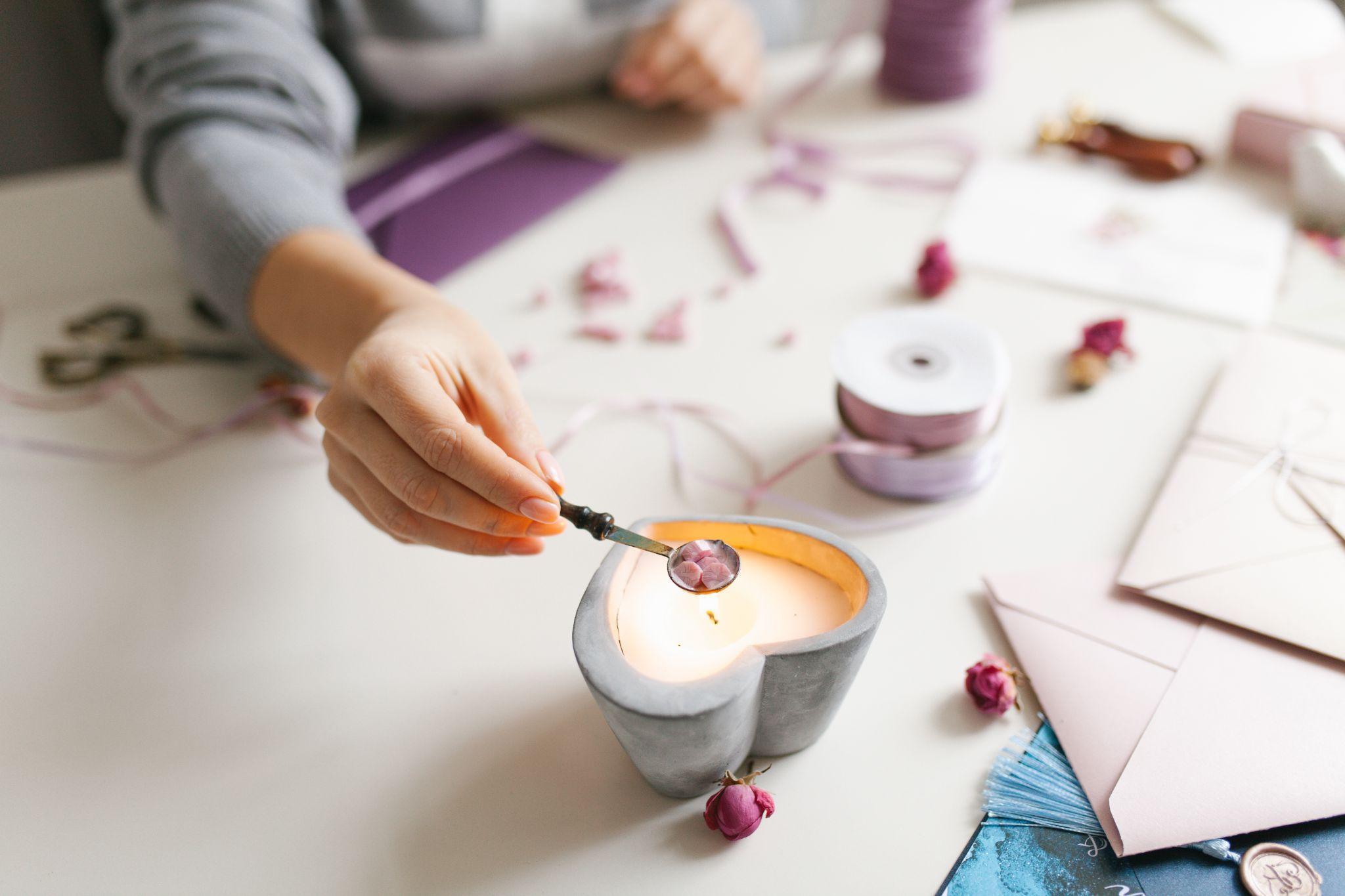 Tạm gác deadline, hội chị em có thể rủ nhau tham gia workshop nến thơm, làm đồ lưu niệm để chill đúng nghĩa. Nguồn ảnh: Shutterstock