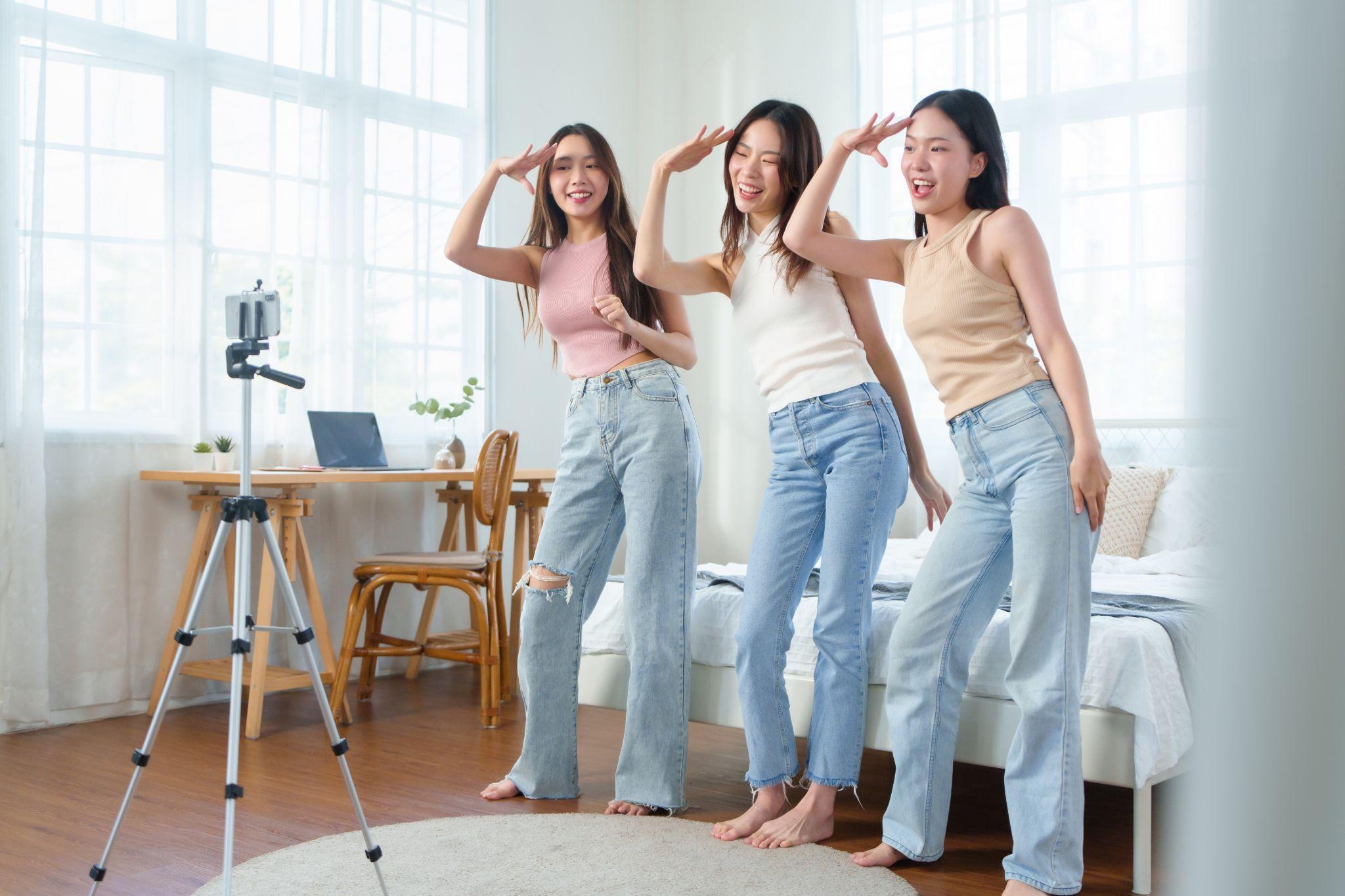Hội chị em cùng nhau tạo dáng chụp ảnh, quay những clip “đu trend” trong buổi staycation cuối tuần. Nguồn ảnh: Shutterstock