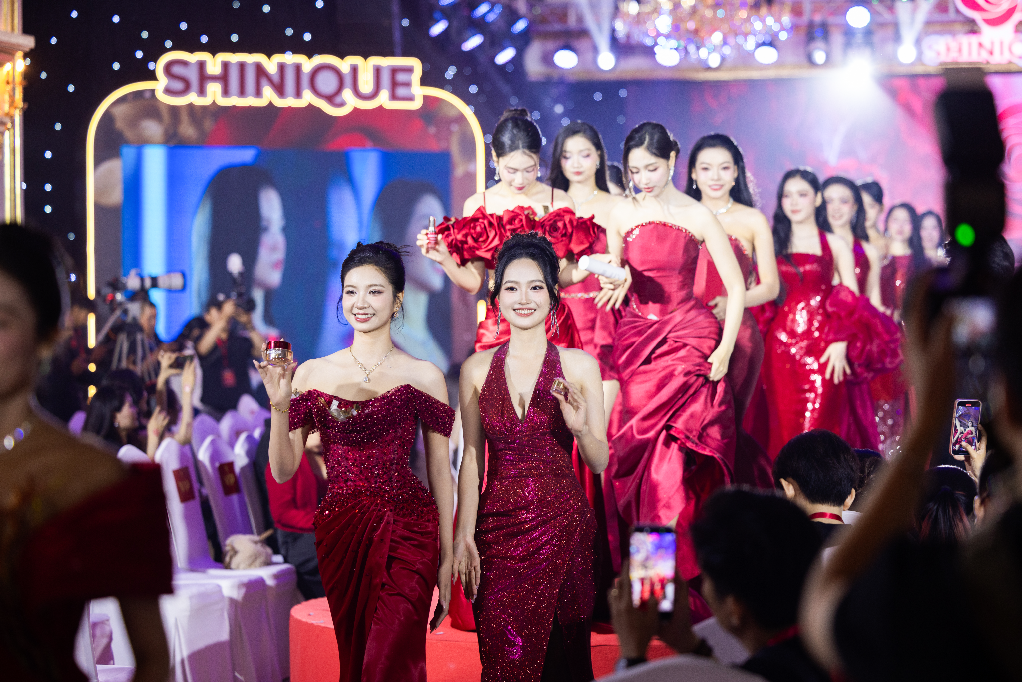 Top 48 thí sinh Miss World rạng rỡ cầm trên tay sản phẩm của SHINIQUE, tạo nên phần trình diễn tôn vinh vẻ đẹp phụ nữ hiện đại.
