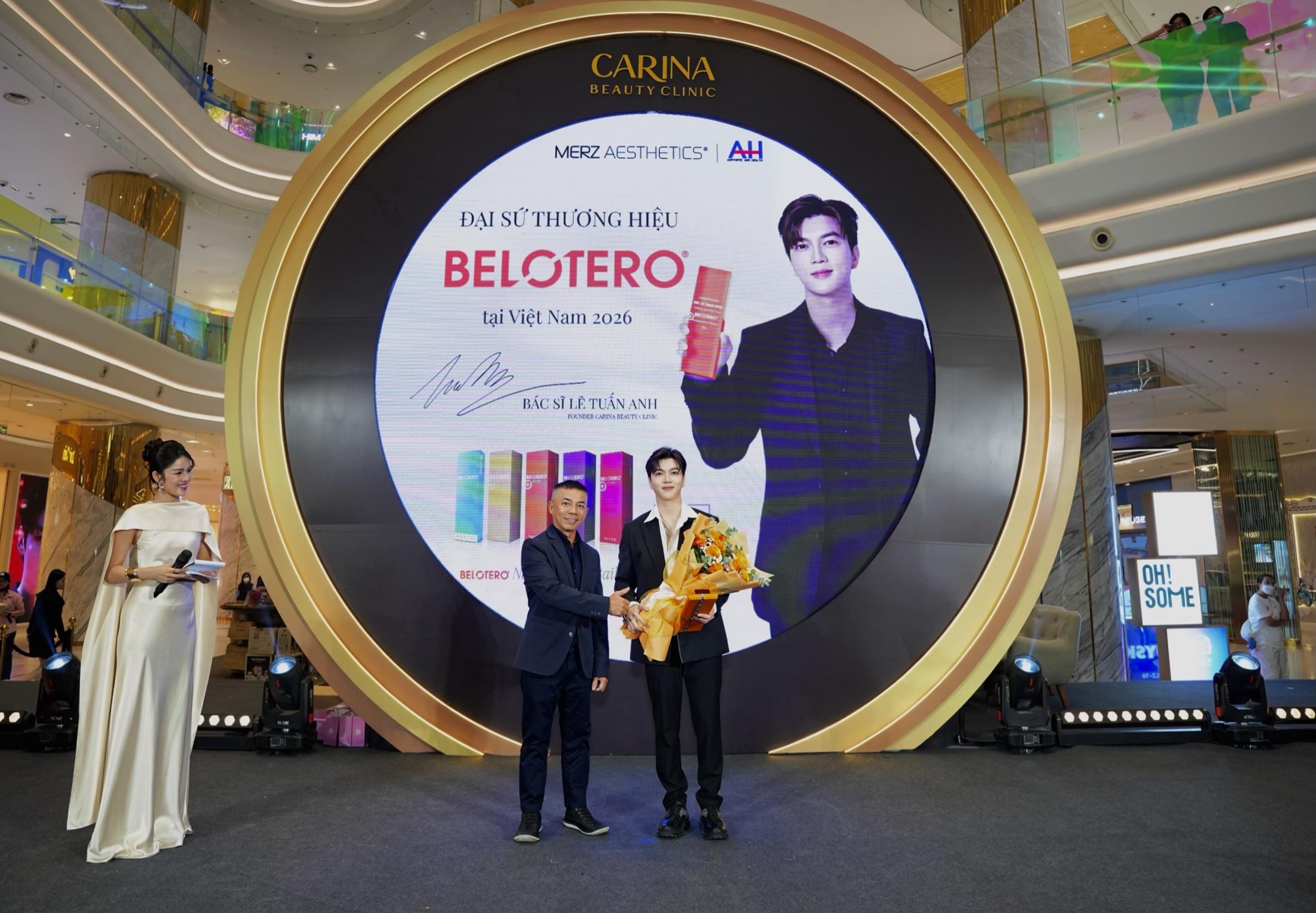 Ông Trần Mỹ, đại diện Belotero Việt Nam, trao hoa và kỷ niệm chương cho bác sĩ Lê Tuấn Anh. Ảnh: AH