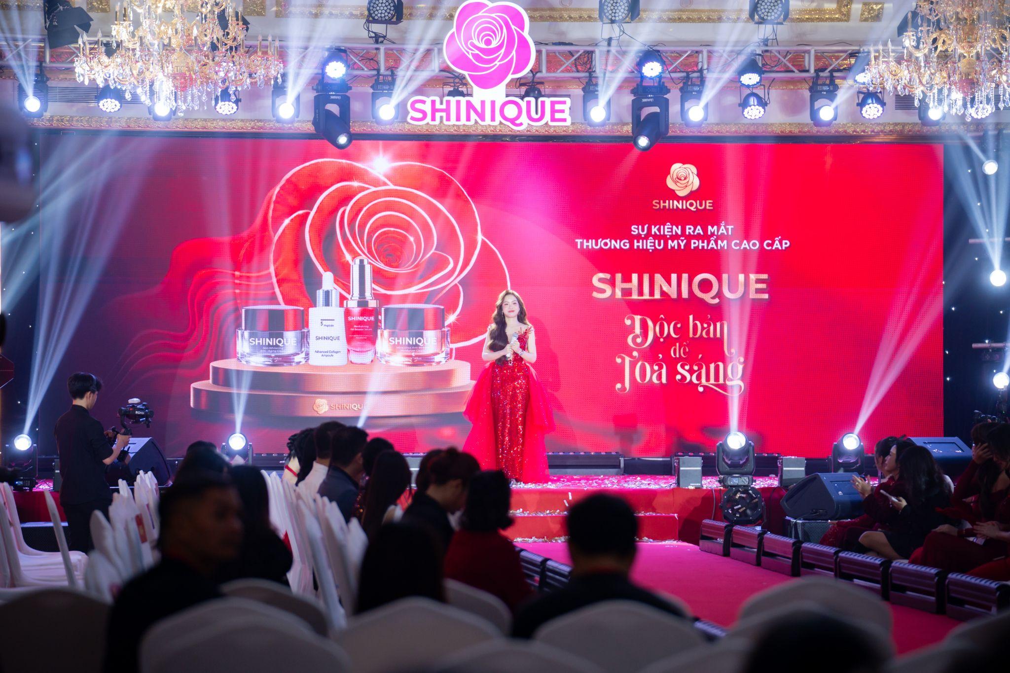 Bà Cao Thị Hoàn – Tổng giám đốc SHINIQUE Việt Nam – phát biểu tại lễ ra mắt thương hiệu dược mỹ phẩm SHINIQUE diễn ra tại TP.HCM.