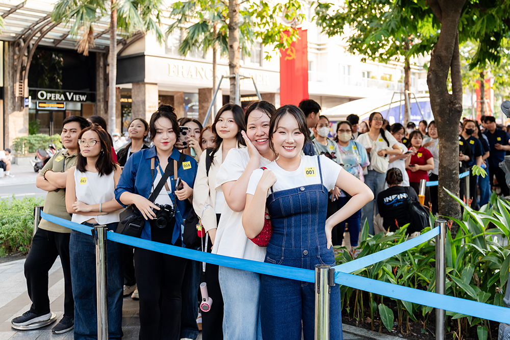 Fan hâm mộ UNIQLO và Khoai Lang Thang tại sự kiện.