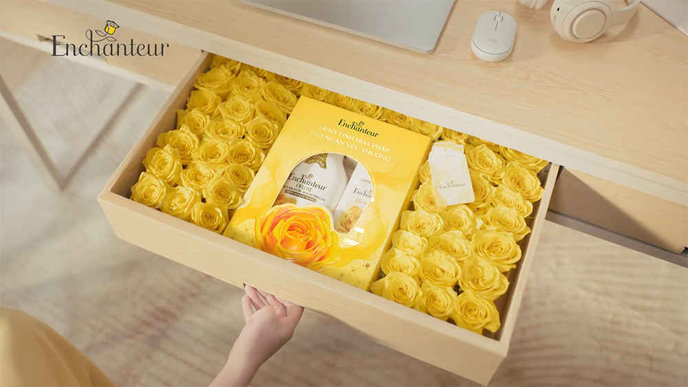 Gói trọn nốt hương Pháp thanh lịch, Hộp quà Enchanteur chính là sứ giả thay bạn gửi trao sự trân trọng đến người phụ nữ mình yêu mến.