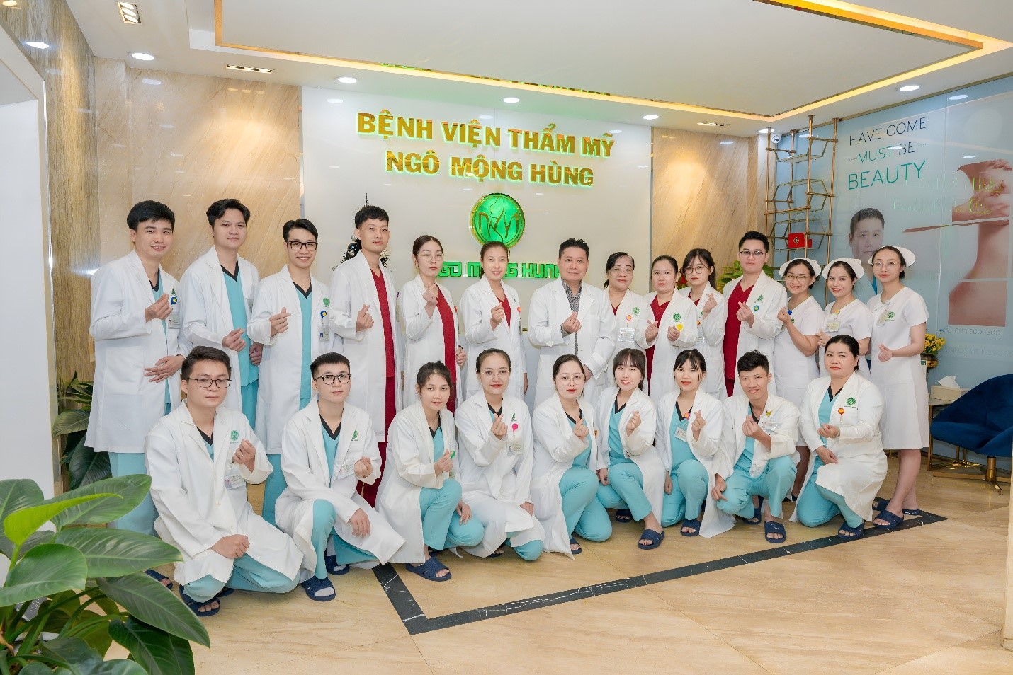 Đội ngũ nhân viên và bác sĩ uy tín suốt nhiều năm qua tại Bệnh Viện Thẩm Mỹ Ngô Mộng Hùng (ảnh: Bệnh Viện Thẩm Mỹ Ngô Mộng Hùng)