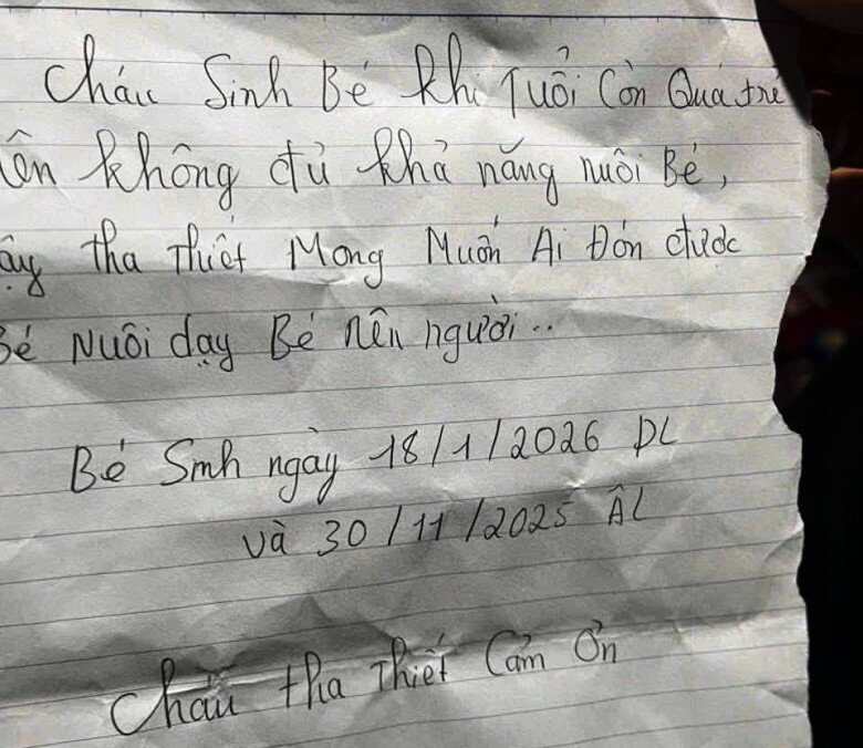 Tờ giấy ghi lại thông tin của bé trai. Ảnh: XD