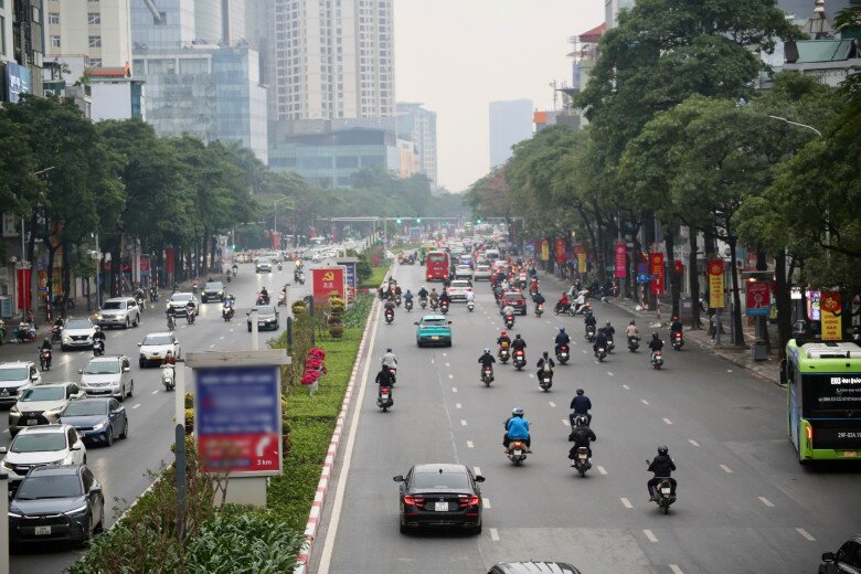 Trên nhiều tuyến giao thông chính có mặt đường rộng, lưu lượng phương tiện phân bổ đều, có thời điểm ghi nhận tình trạng khá thông thoáng trong giờ cao điểm sáng.