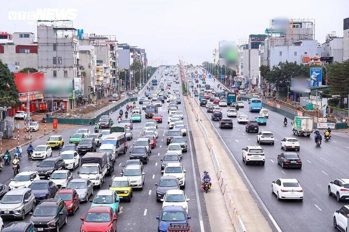 Tại lối lên cầu Vĩnh Tuy theo hướng từ Minh Khai sang Long Biên, phương tiện nối đuôi nhau, giao thông rơi vào cảnh ùn tắc kéo dài.