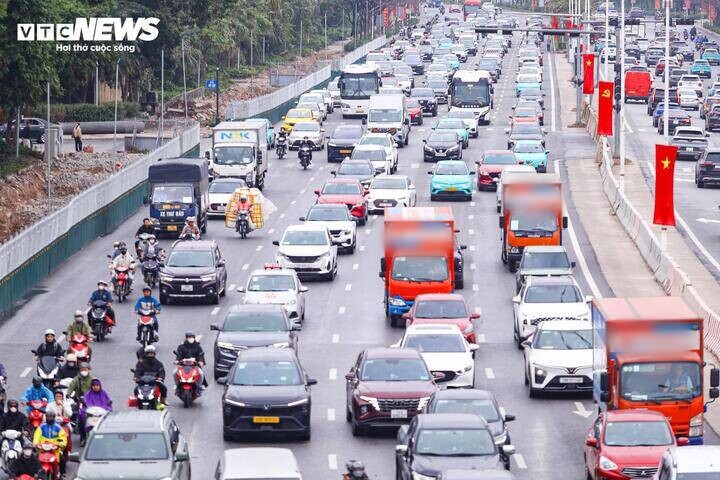 Sáng 22/2 (mùng 6 Tết), ngày cuối kỳ nghỉ a classTextlinkBaiviet hrefhttps://eva.vn/tet-nguyen-dan-p2492c73.htmlTết Nguyên đán/a, trong cơn mưa phùn kéo dài, đông đảo người dân quay trở lại Hà Nội, khiến giao thông tại nhiều cửa ngõ và khu vực bến xe rơi vào tình trạng ùn ứ.