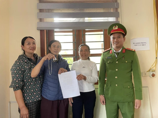 Người phụ nữ vui mừng nhận lại số tài sản đánh rơi.