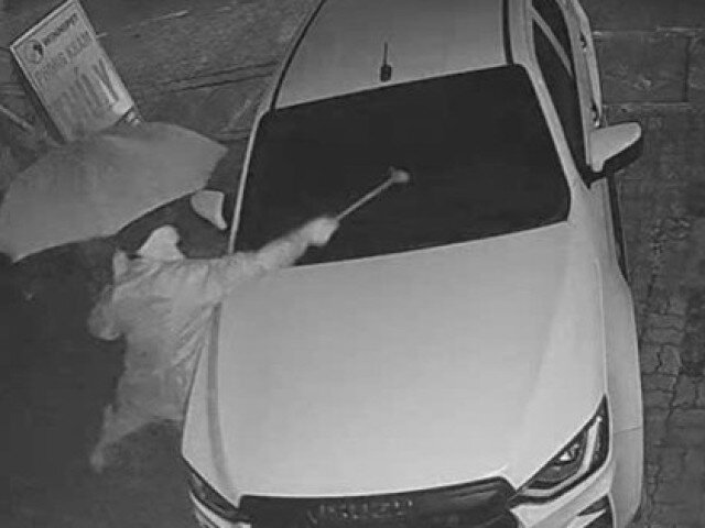 Xe ô tô đậu trước cổng nhà dân bị người lạ đập phá