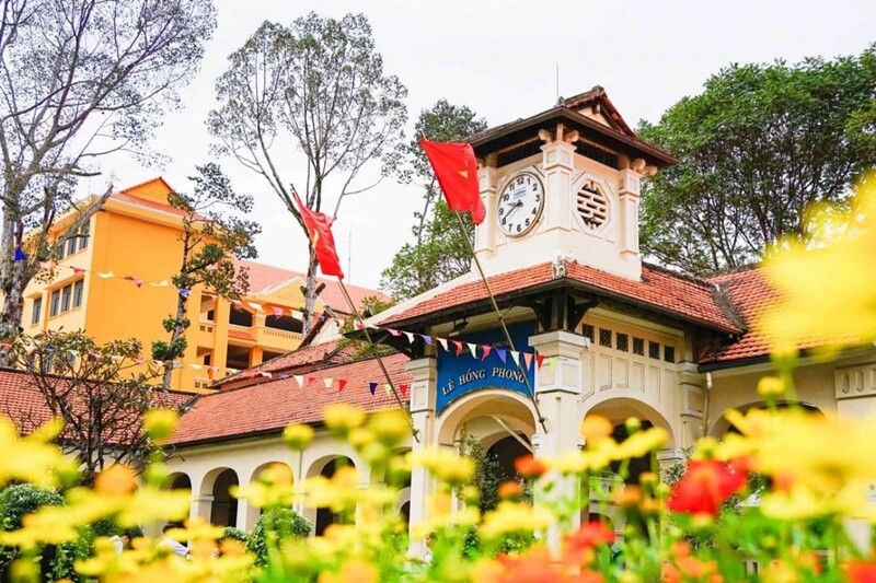 Ở vị trí dẫn đầu, trường THPT Chuyên Lê Hồng Phong (TP HCM) tiếp tục khẳng định vị thế với 153 giải (chiếm hơn 53% tổng số giải của TP HCM). Trong đó có 5 giải Nhất, 44 giải Nhì, 39 giải Ba và 65 giải Khuyến khích ở 12 môn thi. 
