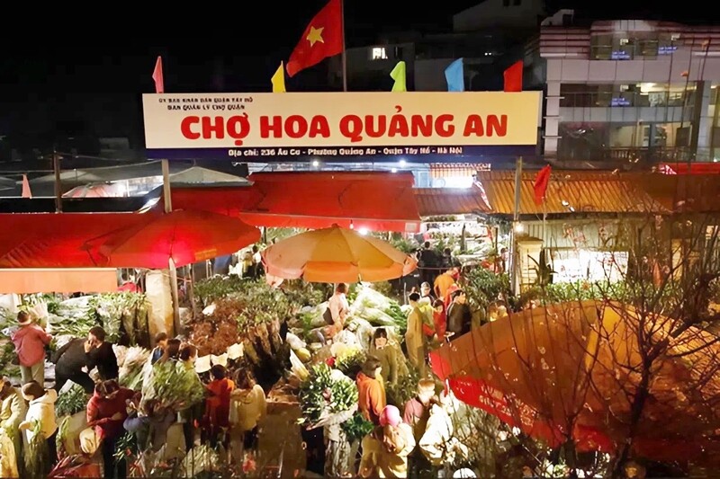 Chợ hoa Quảng An (Hà Nội) nổi tiếng là chợ đầu mối lớn nhất Thủ đô, cũng là khu mua sắm hoa ngày Tết lớn nhất nhì miền Bắc. Chợ hoạt động từ tối muộn hôm trước đến khoảng 2 giờ sáng hôm sau. Khung giờ khác chủ yếu bán hoa lẻ và giá cả cũng cao hơn.