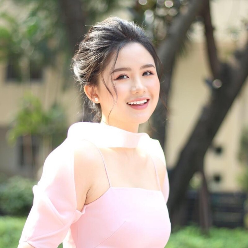 Hoàng Hậu Phương Đông, cái tên nghe như có dòng dõi hoàng tộc nhưng thực chất lại là của một cô gái ở Hà Nội. Cô được cậu mình đặt tên với mong muốn lớn lên sẽ trở thành người có trí tuệ, nhân cách tốt màng vẻ đẹp phúc hậu như hoàng hậu thời xưa. 
