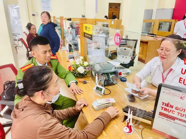 Công an phường Sầm Sơn và nhân viên ngân hàng kịp thời ngăn chặn người dân chuyển tiền cho các đối tượng lừa đảo.