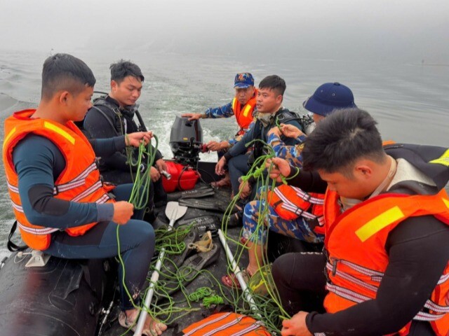 Người nhái đặc công Hải quân tìm kiếm nạn nhân vụ lật tàu ở hồ Thác Bà