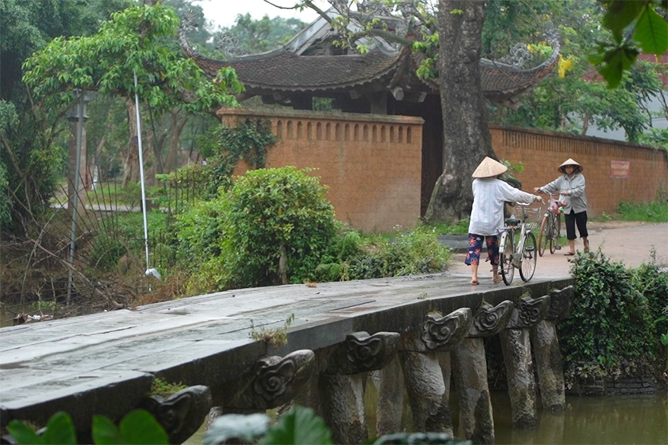 Cây cầu hơn 200 năm tuổi dẫn vào chợ Nôm