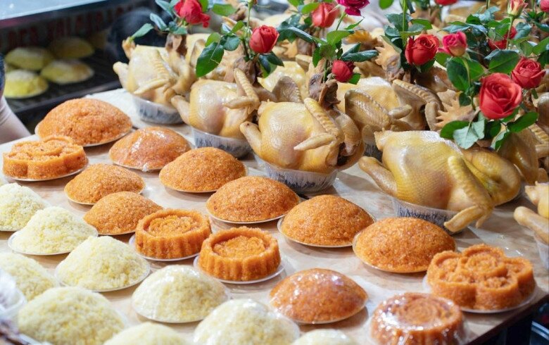 Đồ phục vụ mâm cỗ cúng sẵn sàng trên kệ