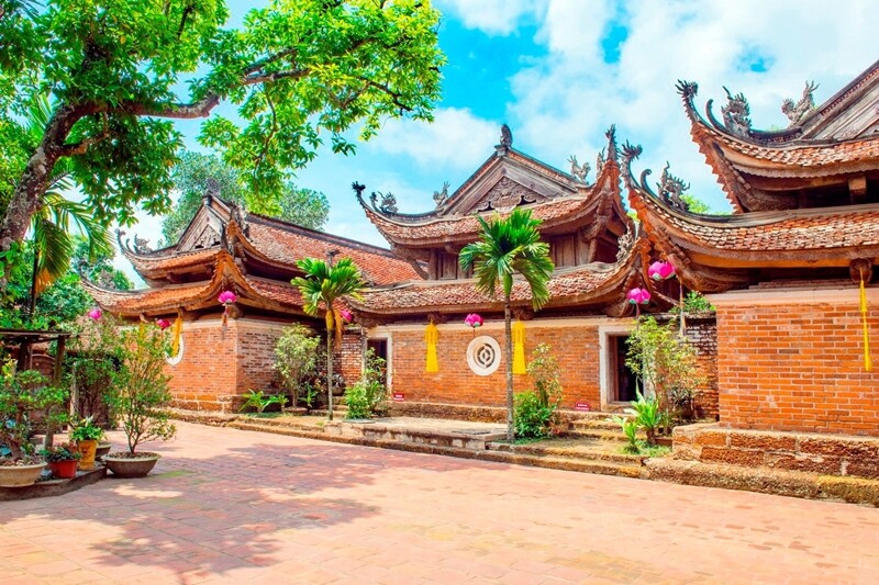 ĐIỆN THỜ TRANG NGHIÊM VỚI HƯƠNG KHÓI LAN TRONG GIÓ