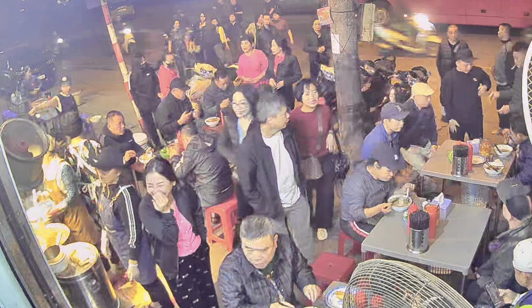 Quán phở sáng nào cũng đông nghịt khách xếp hàng