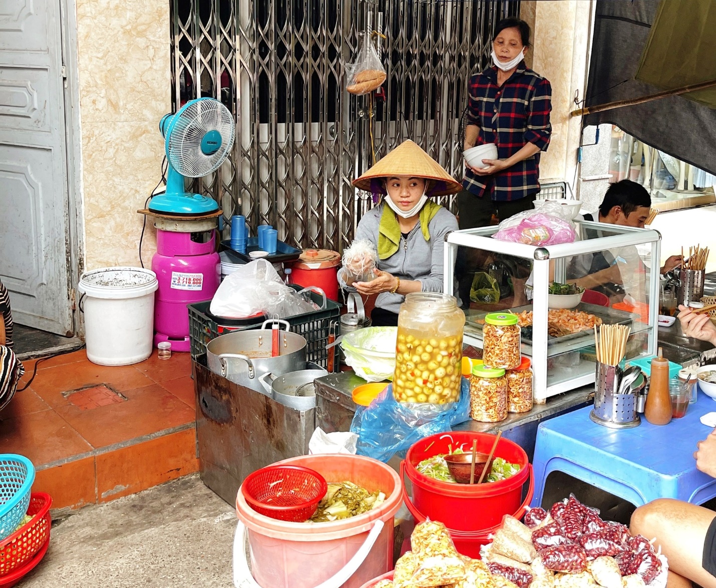 Các quán bán món ngon khắp nơi tại chợ Cố Đạo