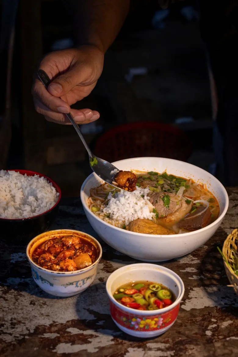 Cơm nguội chan nước bún bò đậm đà khó quên