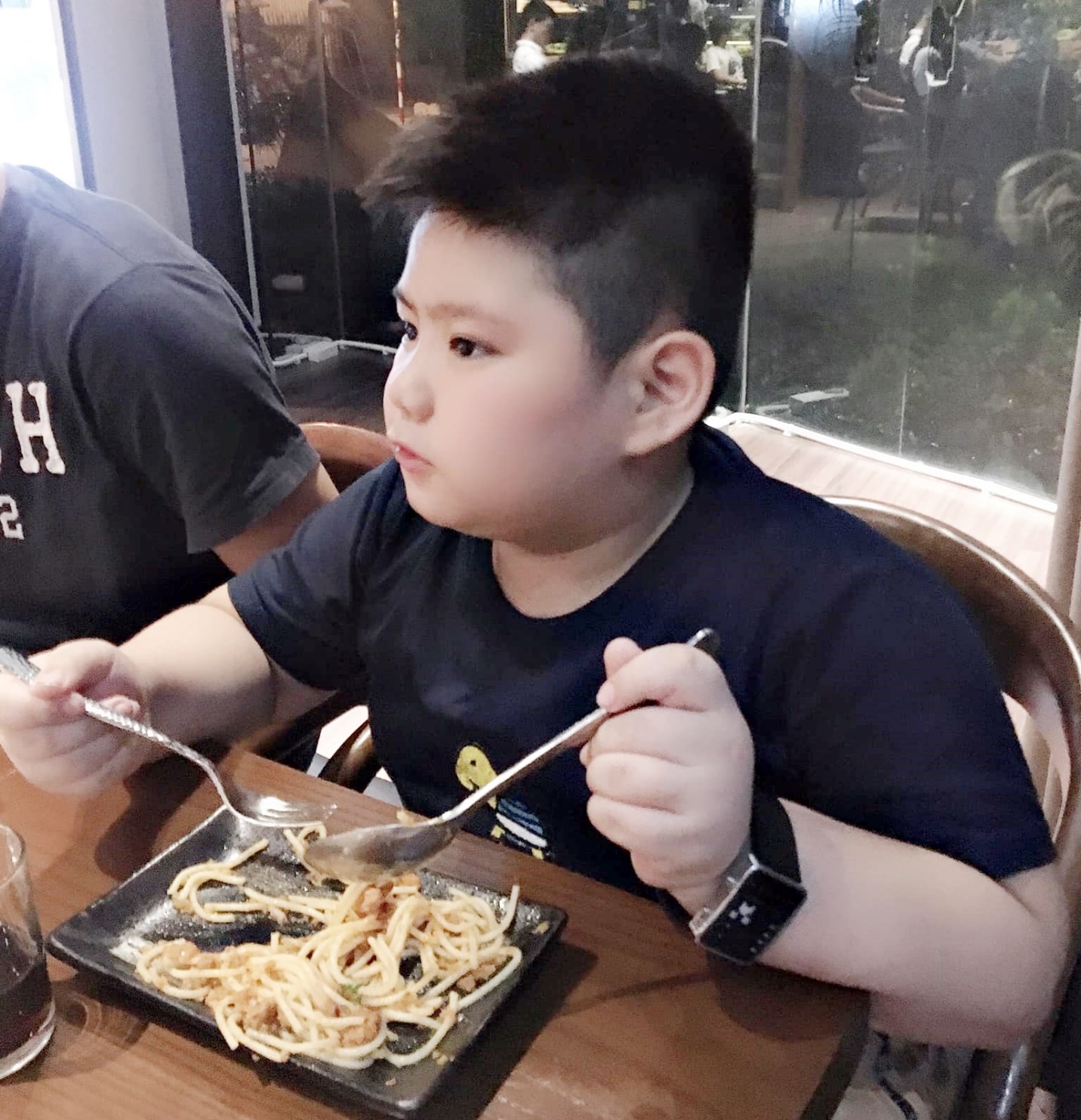 Bé Tít là đứa trẻ đáng yêu, thân thiện với mọi người