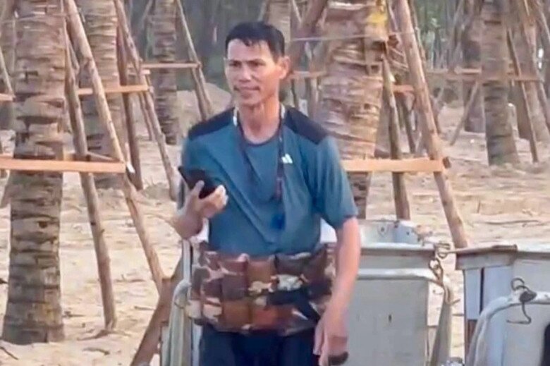 Anh Đặng Văn Tư, người đã kịp thời bơi ra biển cứu du khách gặp nạn.