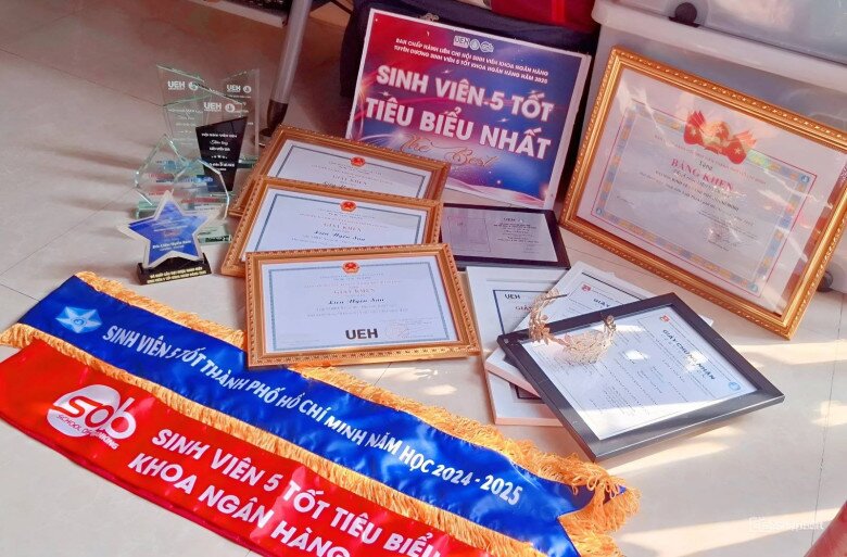 Bộ sưu tập giải thưởng và giấy khen ấn tượng của Uyển San 