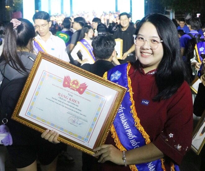 Liêu Uyển San nhận danh hiệu Sinh viên 5 Tốt cấp khoa, trường và Thành phố năm 2025