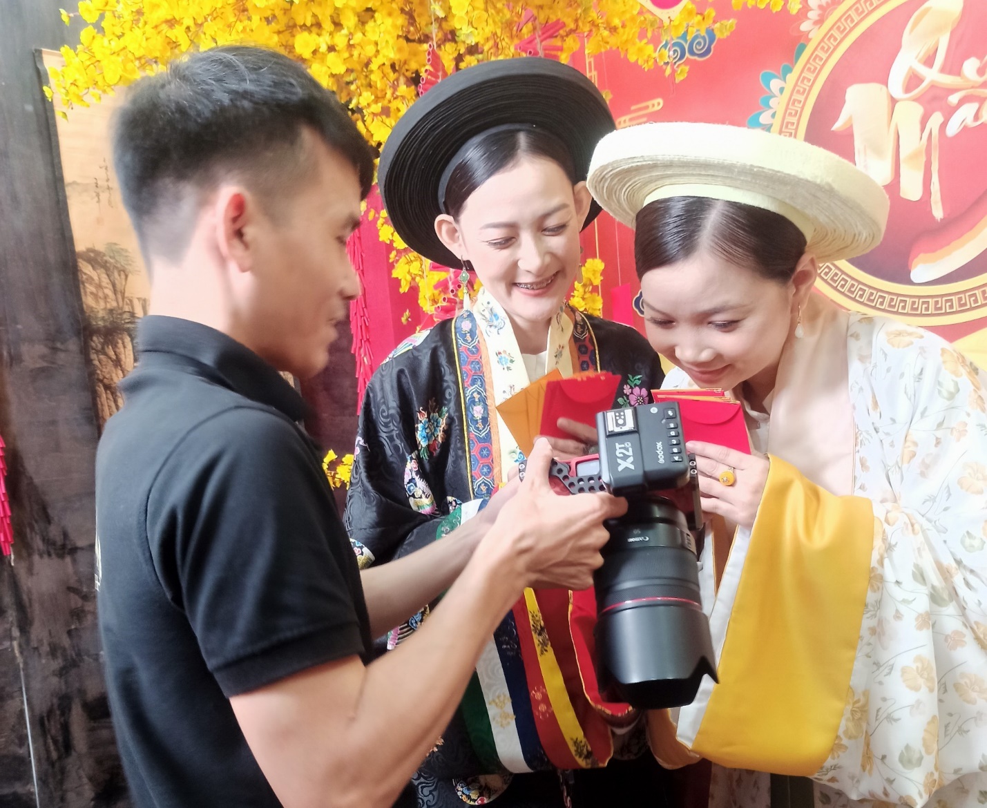 Thợ chụp ảnh rất bận rộn vào dịp cận Tết