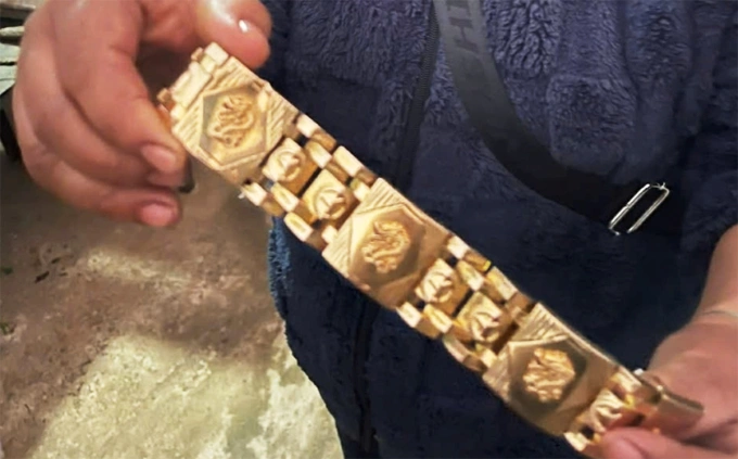 Lắc vàng nặng 1,3 cây được bà Chiên trả lại cho người đánh rơi. Ảnh: Minh Anh