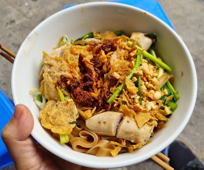 Bánh đa trộn là món ngon ở Hà Nội