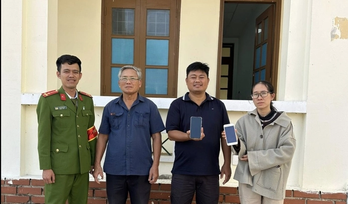 Công an xã Lệ Thủy hỗ trợ xác minh, trả lại cho người chuyển nhầm tiền
