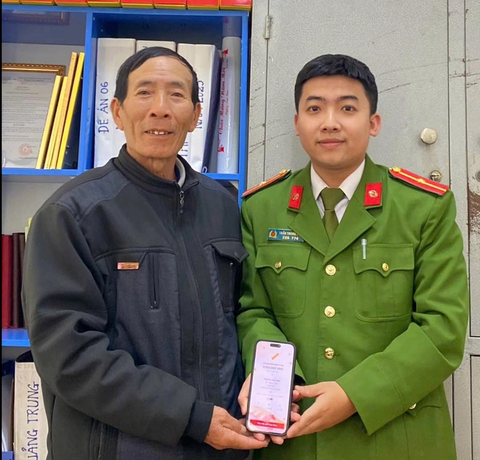 Người đàn ông đến trụ sở Công an xã Nam Ba Đồn để xác minh và trả lại số tiền người khác chuyển nhầm