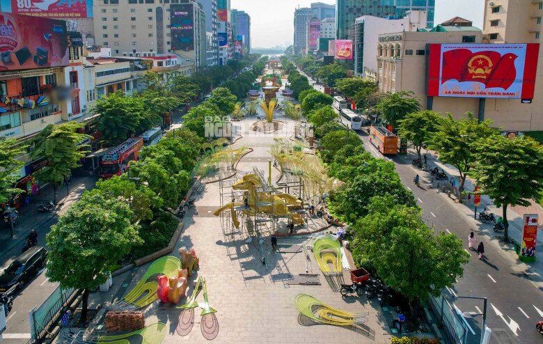 Chỉ còn 1 tuần nữa đường hoa Nguyễn Huệ sẽ chính thức khai mạc, những ngày này không khí thi công diễn ra khẩn trương, các hạng mục chính đồng loạt được hoàn tất để kịp thời gian mở cửa.