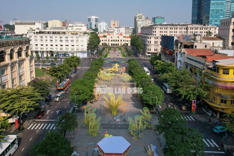 Đường hoa Nguyễn Huệ Tết Bính Ngọ 2026 do UBND TPHCM chỉ đạo, Saigontourist Group chủ trì thực hiện, cùng sự đồng hành của nhiều doanh nghiệp lớn, sẽ mở cửa phục vụ người dân và du khách từ 19 giờ ngày 15-2-2026 đến 21 giờ ngày 22-2-2026 (tức từ 28 tháng Chạp đến mùng 6 Tết)